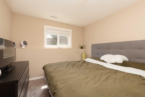 2-20 Cougar Cove North, Lethbridge, AB - Indoor Photo Showing Bedroom