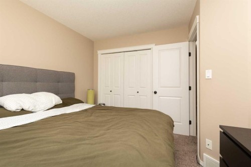 2-20 Cougar Cove North, Lethbridge, AB - Indoor Photo Showing Bedroom
