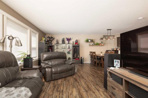 2-20 Cougar Cove North, Lethbridge, AB - Indoor Photo Showing Living Room