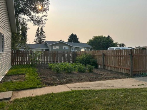 949 3 Avenue North, Vauxhall, AB - Outdoor