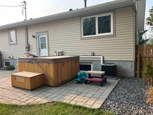 949 3 Avenue North, Vauxhall, AB - Outdoor With Deck Patio Veranda With Exterior