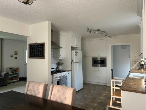 949 3 Avenue North, Vauxhall, AB - Indoor Photo Showing Kitchen