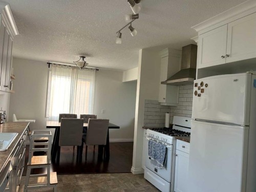 949 3 Avenue North, Vauxhall, AB - Indoor Photo Showing Kitchen