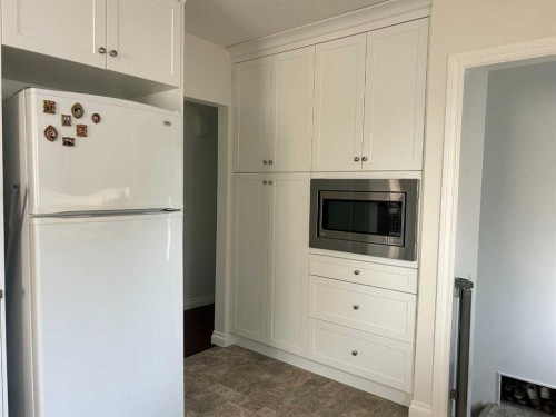 949 3 Avenue North, Vauxhall, AB - Indoor