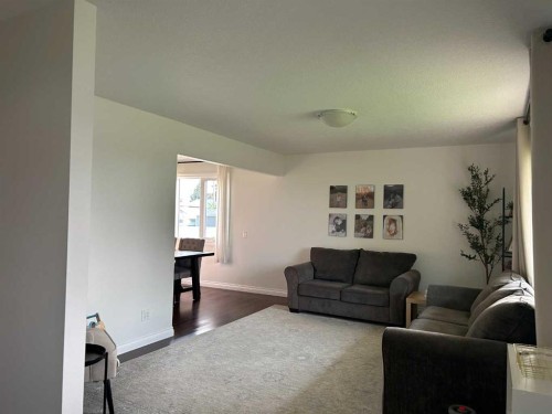 949 3 Avenue North, Vauxhall, AB - Indoor Photo Showing Living Room