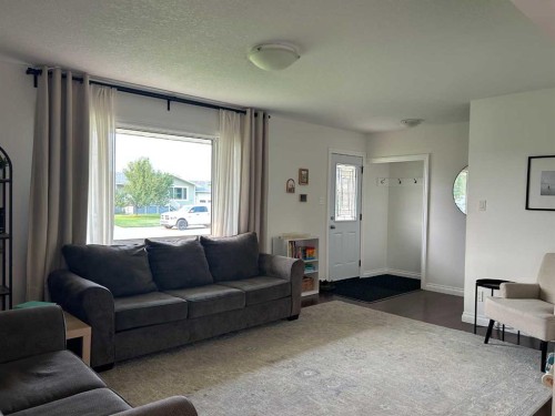 949 3 Avenue North, Vauxhall, AB - Indoor Photo Showing Living Room