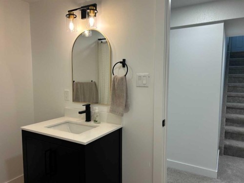 949 3 Avenue North, Vauxhall, AB - Indoor Photo Showing Bathroom