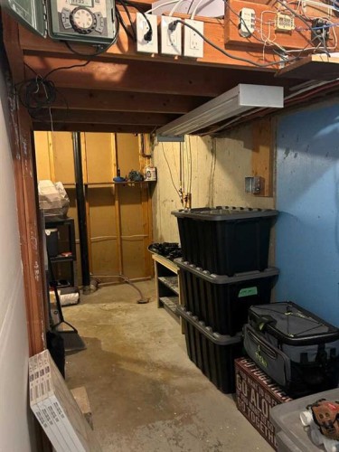 949 3 Avenue North, Vauxhall, AB - Indoor Photo Showing Other Room