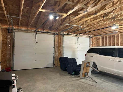 949 3 Avenue North, Vauxhall, AB - Indoor Photo Showing Garage