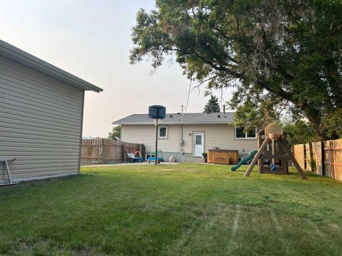 949 3 Avenue North, Vauxhall, AB - Outdoor With Backyard With Exterior