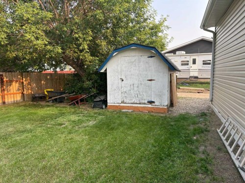 949 3 Avenue North, Vauxhall, AB - Outdoor