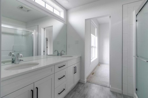 633 Blackwolf Boulevard North, Lethbridge, AB - Indoor Photo Showing Bathroom