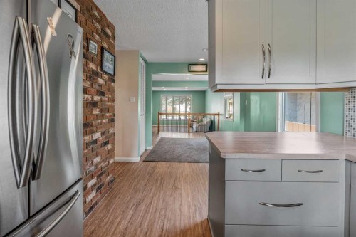 42 Honeysuckle Road North, Lethbridge, AB - Indoor Photo Showing Kitchen