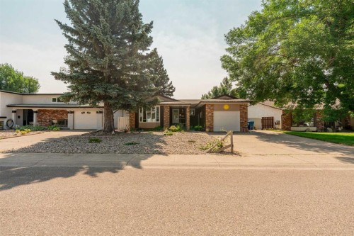 42 Honeysuckle Road NORTH Lethbridge, AB T1H 4J9