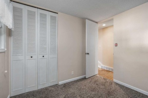 42 Honeysuckle Road North, Lethbridge, AB - Indoor Photo Showing Other Room