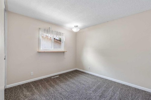 42 Honeysuckle Road North, Lethbridge, AB - Indoor Photo Showing Other Room