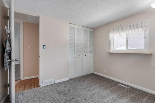 42 Honeysuckle Road North, Lethbridge, AB - Indoor Photo Showing Other Room