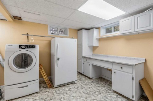 42 Honeysuckle Road North, Lethbridge, AB - Indoor Photo Showing Laundry Room