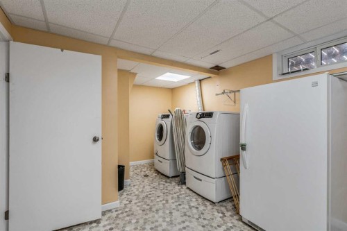 42 Honeysuckle Road North, Lethbridge, AB - Indoor Photo Showing Laundry Room