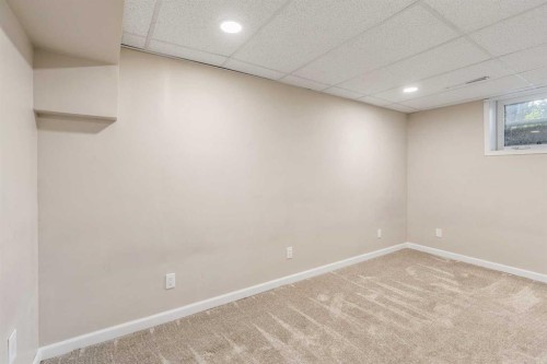 42 Honeysuckle Road North, Lethbridge, AB - Indoor Photo Showing Other Room