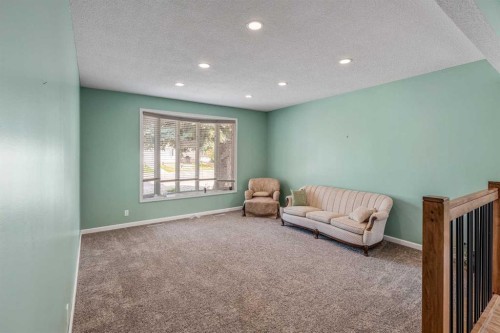 42 Honeysuckle Road North, Lethbridge, AB - Indoor Photo Showing Other Room
