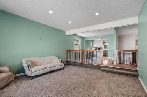 42 Honeysuckle Road North, Lethbridge, AB - Indoor Photo Showing Other Room