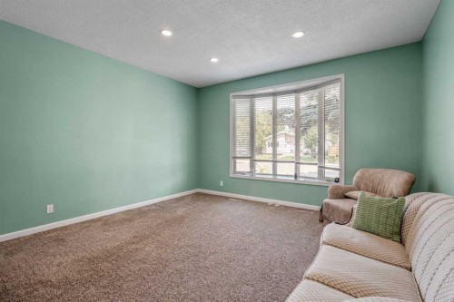 42 Honeysuckle Road North, Lethbridge, AB - Indoor Photo Showing Other Room