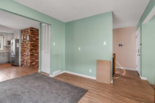 42 Honeysuckle Road North, Lethbridge, AB - Indoor Photo Showing Other Room