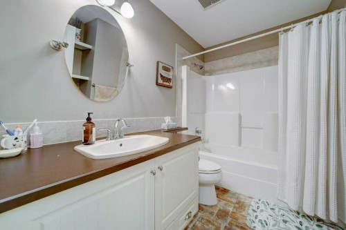 82 Keystone Terrace West, Lethbridge, AB - Indoor Photo Showing Bathroom