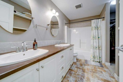 82 Keystone Terrace West, Lethbridge, AB - Indoor Photo Showing Bathroom