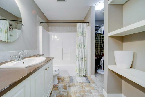 82 Keystone Terrace West, Lethbridge, AB - Indoor Photo Showing Bathroom
