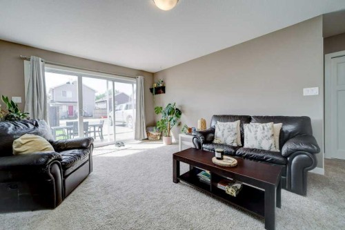 82 Keystone Terrace West, Lethbridge, AB - Indoor Photo Showing Living Room