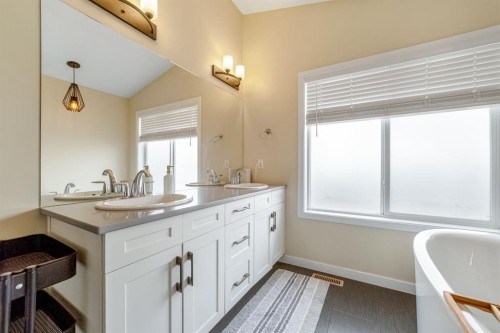 489 Devonia Way West, Lethbridge, AB - Indoor Photo Showing Bathroom