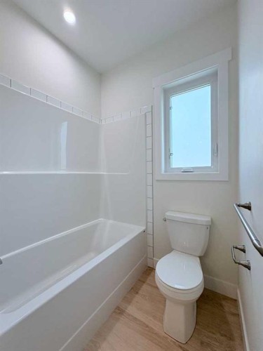 919 Fairway Boulevard, Cardston, AB - Indoor Photo Showing Bathroom