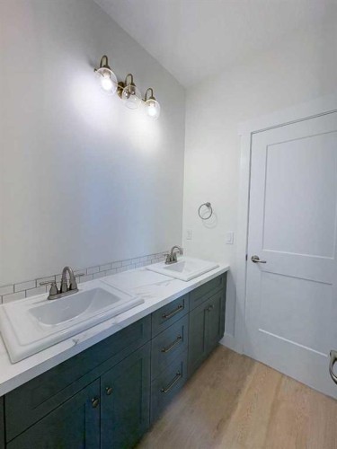 919 Fairway Boulevard, Cardston, AB - Indoor Photo Showing Bathroom