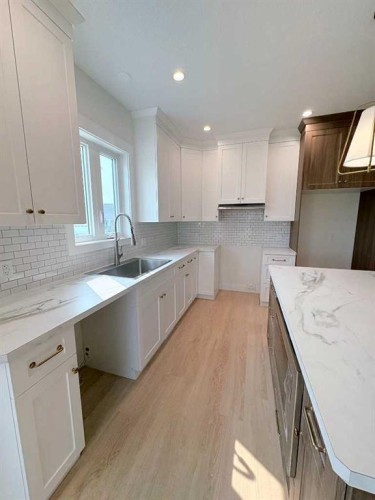 919 Fairway Boulevard, Cardston, AB - Indoor Photo Showing Kitchen