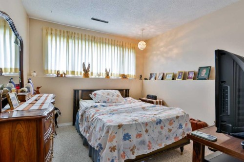 1717 St Edward Boulevard North, Lethbridge, AB - Indoor Photo Showing Bedroom
