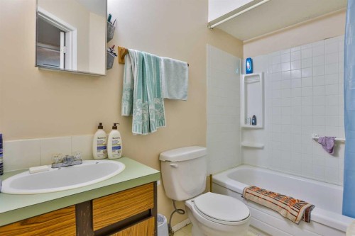 1717 St Edward Boulevard North, Lethbridge, AB - Indoor Photo Showing Bathroom