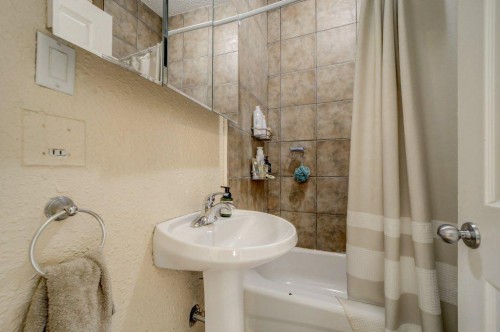 12316 21 Avenue, Blairmore, AB - Indoor Photo Showing Bathroom