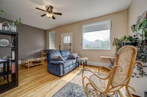 12316 21 Avenue, Blairmore, AB - Indoor Photo Showing Living Room