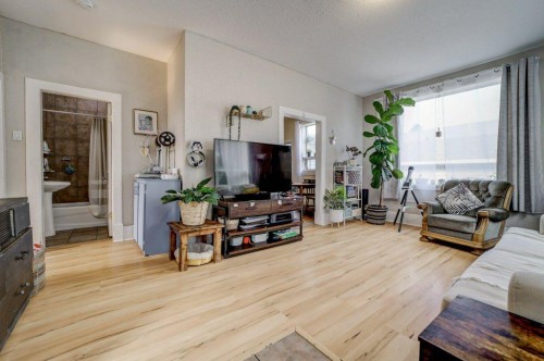 12316 21 Avenue, Blairmore, AB - Indoor Photo Showing Living Room