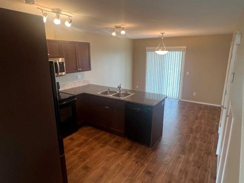 18-45 Keystone Terrace West, Lethbridge, AB - Indoor Photo Showing Kitchen With Double Sink