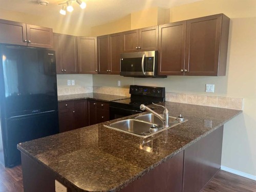 18-45 Keystone Terrace West, Lethbridge, AB - Indoor Photo Showing Kitchen With Double Sink