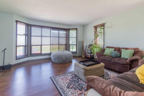 5-94046 Highway 843, Rural Lethbridge County, AB - Indoor Photo Showing Living Room