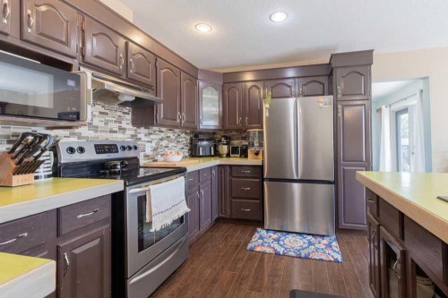 5-94046 Highway 843, Rural Lethbridge County, AB - Indoor Photo Showing Kitchen