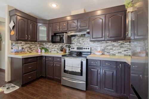 5-94046 Highway 843, Rural Lethbridge County, AB - Indoor Photo Showing Kitchen