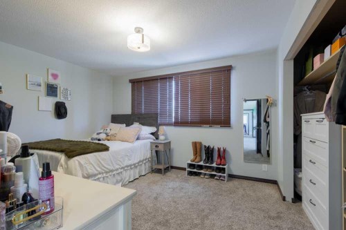5-94046 Highway 843, Rural Lethbridge County, AB - Indoor Photo Showing Bedroom