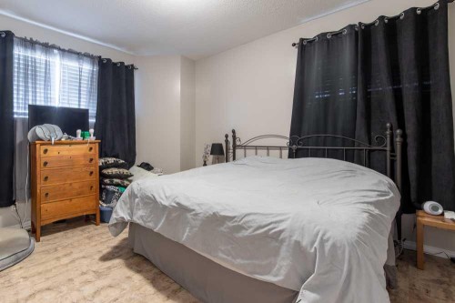 5-94046 Highway 843, Rural Lethbridge County, AB - Indoor Photo Showing Bedroom