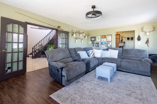 5-94046 Highway 843, Rural Lethbridge County, AB - Indoor Photo Showing Living Room