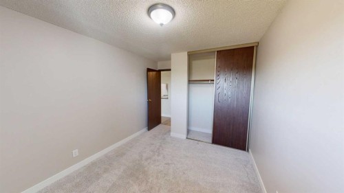212-401 Columbia Boulevard West, Lethbridge, AB - Indoor Photo Showing Other Room